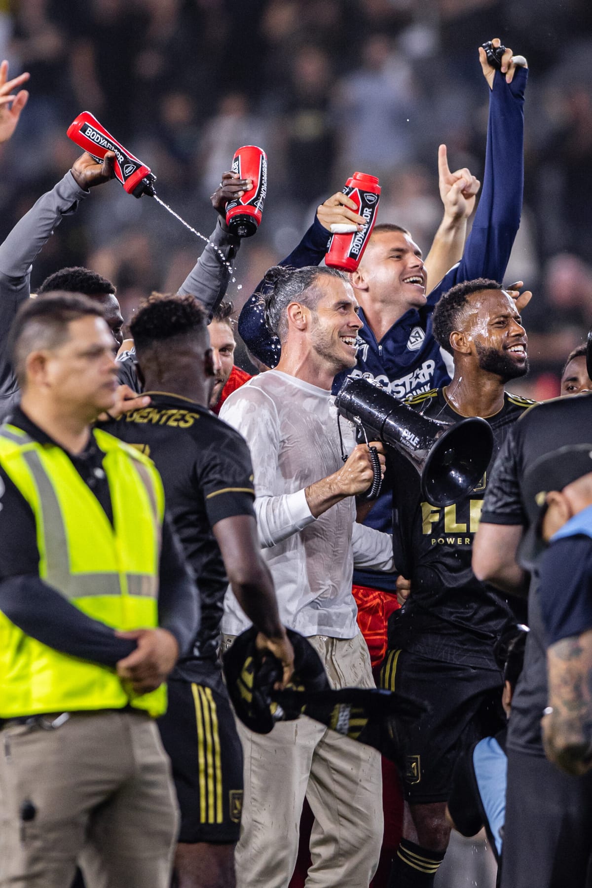 PITCHSIDE: GARETH BALE GETS A WILD EL TRAFICO WELCOME