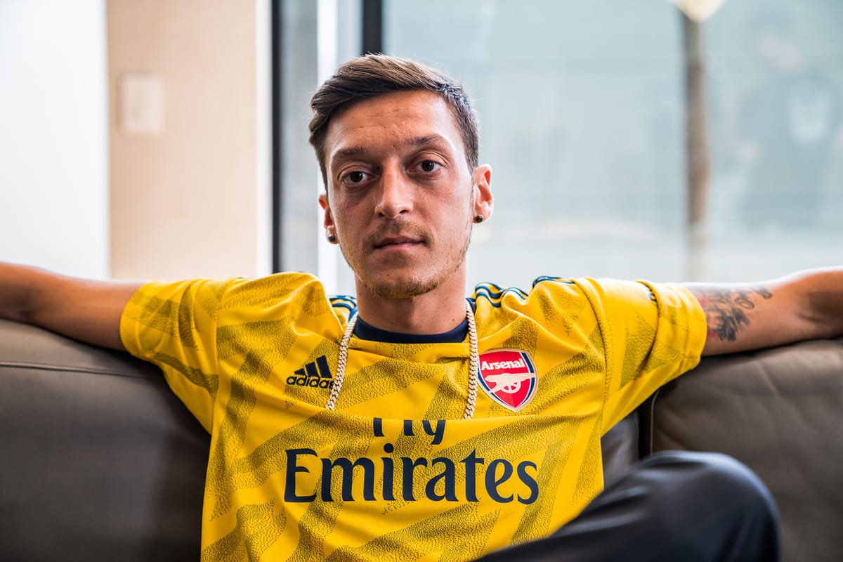 MESUT OZIL AND THE "BRUISED BANANA" ADIDAS ARSENAL KIT